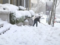 Muž odhŕňa sneh v Istanbule.