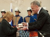 Herečka Zita Furková prijíma od prezidenta Slovenskej republiky Andreja Kisku štátne vyznamenanie - Pribinov kríž II. triedy Herečka Zita Furková prijíma od prezidenta Slovenskej republiky Andreja Kisku štátne vyznamenanie - Pribinov kríž II. triedy