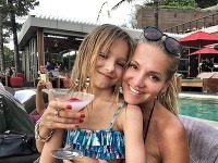 Dara Rolins a jej dcéra Laura trávia dovolenku na Bali.