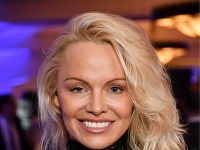 Pamela Anderson nedávno prekvapila tým, že prišla do spoločnosti minimalne nalíčená. 