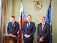 Zľava: Predseda vlády SR Robert Fico, predseda NR SR Andrej Danko a podpredseda NR SR Béla Bugár počas tlačovej konferencie na tému: Ciele koalície na rok 2017 Zľava: Predseda vlády SR Robert Fico, predseda NR SR Andrej Danko a podpredseda NR SR Béla Bugár počas tlačovej konferencie na tému: Ciele koalície na rok 2017