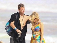 Paris Hilton mala pod letnými šatami telové nohavičky. Tie sa jej posunuli a odhalili jej intímne partie. 