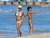 Jada Pinkett Smith a jej dcéra Willow si užívali dovolenku na Havaji. V bikinách vyzerajú obe fantasticky. 