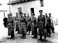 Príslušníci SS jednotiek vo vyhladzovacom tábore Bolžec