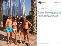 Módna návrhárka Jana Pištejová zverejnila na Instagrame fotku so Sisou Sklovskou a Jurajom Lelkesom len v plavkách.
