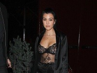 Kourtney Kardashian sa vybrala do nočného klubu v sexi kúsku, spod ktorého jej presvitali bradavky. 