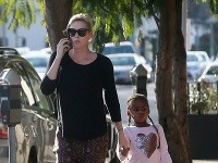 Charlize Theron so synčekom Jacksonom, ktorý sa rád oblieka ako dievčatko. 