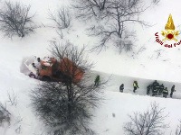 Pod snehom už podarilo lokalizovať ďalšie dve telá.  