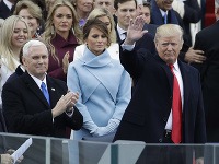 Zľava: Mike Pence, Melania Trump a Donald Trump