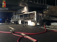 Trosky zhoreného autobusu po tragickej nehode neďaleko Verony 21. januára 2017. Nehoda si vyžiadala šestnásť mŕtvych a 39 zranených.