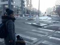 Mamička čaká so synom, kým nezasvieti zelená Mamička čaká so synom, kým nezasvieti zelená