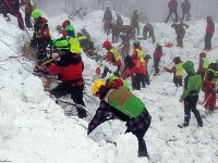 Lavína, ktorá po zemetraení zasypala hotel, pochovala pod snehom a sutinami takmer 30 ľudí