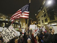 Desaťtisíce ľudí protestovali proti Trumpovmu imigračnému výnosu