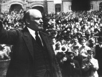 Lenin na moskovskom Červenom námestí v roku 1917