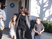 Angelina Jolie si nákupy s deťmi užívala. Sršala z nej spokojnosti, na tvári mala úsmev. 