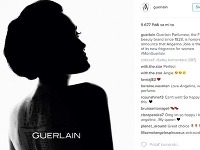 Angelina Jolie sa stala tvárou luxusnej francúzskej značky Guerlain. Na jednej z reklamných fotografií pózuje bez šiat. 