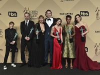 Emily Althaus a jej kolegovia zo seriálu Orange Is The New Black sa radovali z ocenenia. Herečka bola vďaka mega výstrihu neprehliadnuteľná.   