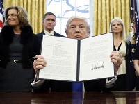Donald Trump s jedným zo svojich dekrétov Donald Trump s jedným zo svojich dekrétov