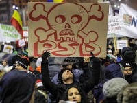 Protesty proti korupcii v Rumunsku sa nezaobišli bez násilností.