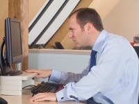 Hrbenie sa za počítačom neprospieva vašej chrbtici