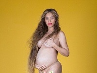 Tehotná Beyoncé pózovala pred objektívom len v nohavičkách telovej farby. 