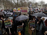 Protesty proti novému americkému prezidentovi sa konajú po celom svete.