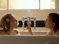 Natalie Portman a Lily-Rose Depp stvárnili vo filme Planetárium sestry. 