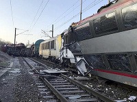 Na snímke osobný vlak cestujúci z Thionville na severovýchode Francúzska sa zrazil  s nákladným vlakom