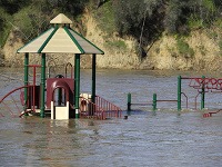 Po poškodení priehrady Oroville zasiahli Kaliforniu záplavy.
