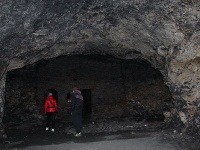 Vchod do jednej z jaskýň