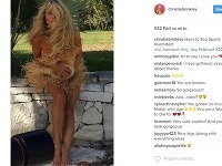 Christie Brinkley zverejnila na instagrame takúto fotku. Fanúšikovia vedú diskusie, či pod klobúkom skrýva nahé telo. 