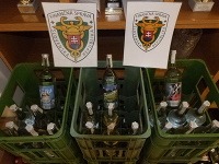 Nitrianski colníci v spolupráci s colníkmi KÚ FS zaistili nelegálne cigarety a alkohol. Nitrianski colníci v spolupráci s colníkmi KÚ FS zaistili nelegálne cigarety a alkohol.