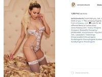 Lucia Senášiová zavesila na Instagram záber z postele, na ktorom má len erotickú spodnú bielizeň.