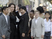 Angelina Jolie vyzerá momentálne fantasticky. V Kambodži jej robia spoločnosť aj jej deti.