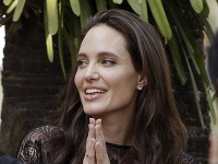 Angelina Jolie priam žiari. 
