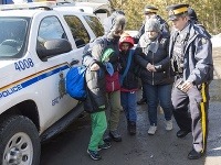 Rodina azylantov na hranicicach s Kanadou.