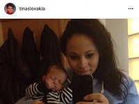 Tina zverejnila fotku s predčasne narodeným synčekom Leom.