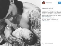Nick Cannon sa novorodeným synčekom pochválil na sociálnej sieti Instagram.