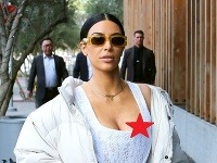 Kim Kardashian sa bradavka drala von z výstrihu. 
