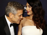 George Clooney nevedel od svojej ženy odtrhnúť zrak. A určite nebol jediný...