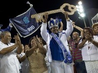 Kráľ karnevalu drží v ruke kľúč od mesta a oficiálne otvára karneval