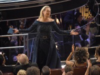 „Pokazil mi celý večer!” Tak nejako reagovala Meryl Streep, ktorú návrhár Karl Lagerfeld obvinil z toho, že chcela peniaze za to, že predvedie na Oscaroch jeho róbu. „Urobili sme návrhy a začali sme tie šaty (ktoré mali stáť 100 tisíc eur) šiť. Zrazu sme dostali z jej tímu správu, aby sme nepokračovalii, že našli niekoho, kto im zaplatí,” vyjadril sa pre médiá dizajnér, ktorého blondínka označila za klamára. Karl sa neskôr vyjadril, že došlo k nedorozumeniu, no Meryl mu zrejme tak skoro neodpustí. 