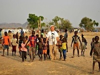 Saleziáni s deťmi z utečeneckého tábora
