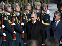 Na snímke vľavo  ruský prezident Vladimir Putin a vpavo kirgizský prezident Almazbek Atambajev počas prehliadky