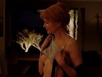 Nicole Kidman si provokatívne dvihla top a ukázala nahé prsia. 