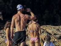 Chris Hemsworth za svojou manželkou nezaostáva. Aj on sa môže pochváliť dokonalým telom.