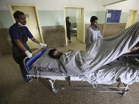 Na najmenej 49 mŕtvych sa v noci zvýšil počet obetí útoku na vojenskú nemocnicu v Kábule.