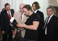 Ivan Gašparovič a Peter Frolo si prezreli výsledok prezidentovej práce s fotoaparátom. 