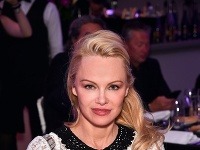 Takto v súčasnosti vyzerá Pamela Anderson, ktorá pôsobí dojmom, akoby zázračne omladla. 
