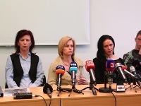 Matky Simony a Tamary tvrdia, že ich dcéry boli pod vplyvom drog. Matky Simony a Tamary tvrdia, že ich dcéry boli pod vplyvom drog.
